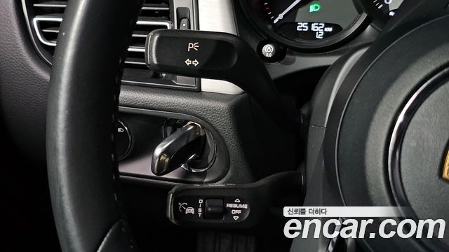 Porsche Macan 2022 — photo 28