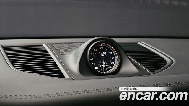 Porsche Macan 2022 — photo 32