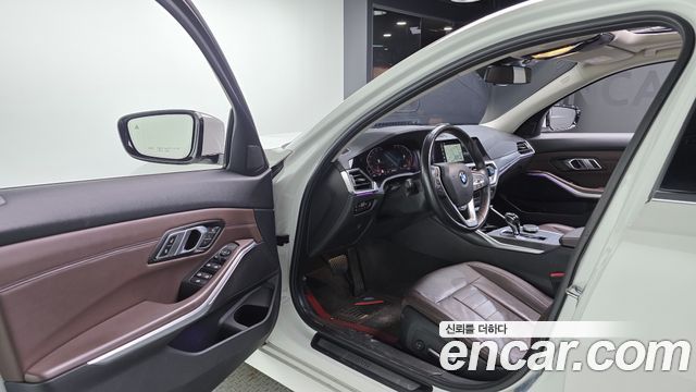 BMW 3-Series 2019 — photo 10