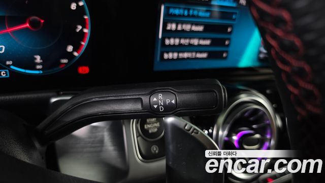 Mercedes-Benz GLB-Class 2022 — photo 12