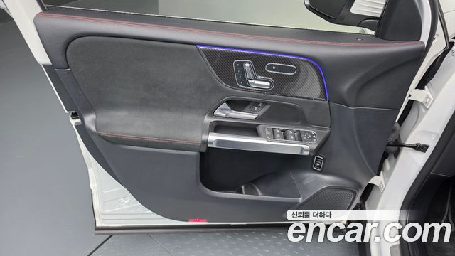 Mercedes-Benz GLB-Class 2022 — photo 14