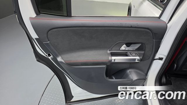 Mercedes-Benz GLB-Class 2022 — photo 15
