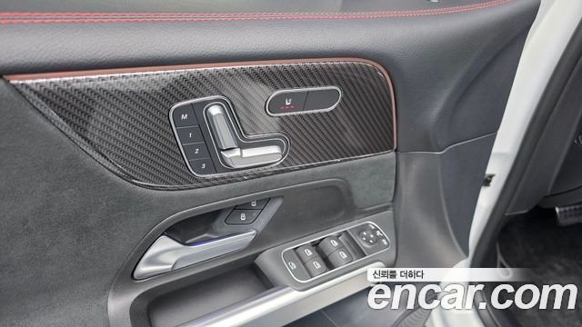 Mercedes-Benz GLB-Class 2022 — photo 28