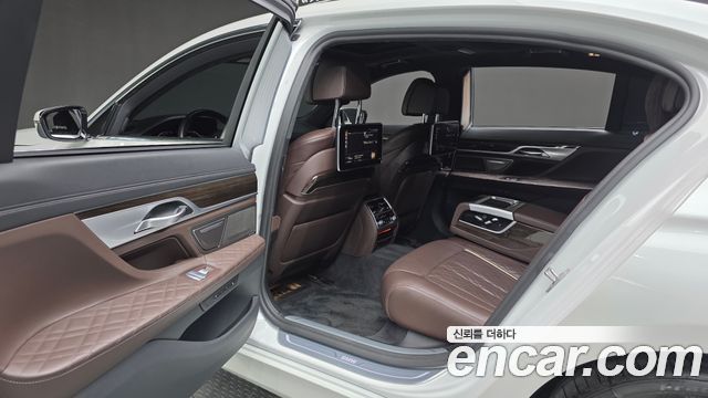 BMW 7-Series 2020 — photo 17
