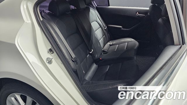 Kia K3 2016 — photo 17