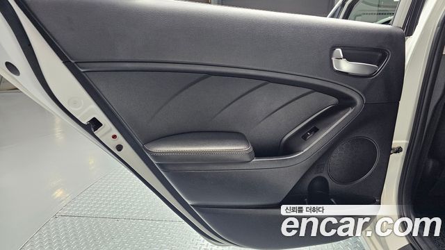 Kia K3 2016 — photo 15
