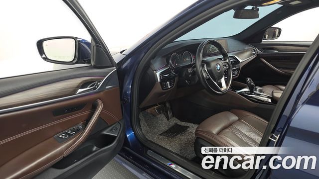 BMW 5-Series 2018 — photo 13
