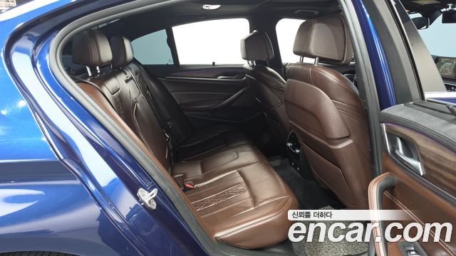 BMW 5-Series 2018 — photo 17