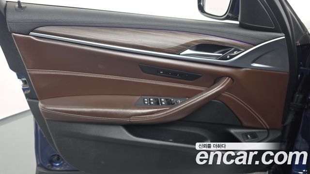 BMW 5-Series 2018 — photo 14