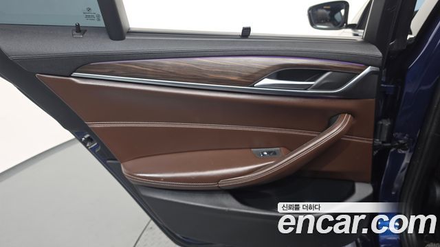 BMW 5-Series 2018 — photo 15