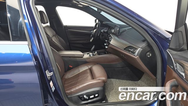 BMW 5-Series 2018 — photo 16