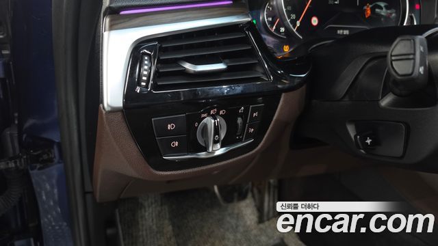 BMW 5-Series 2018 — photo 27