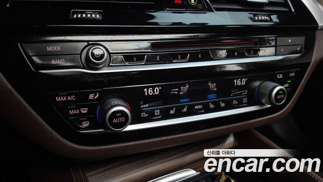 BMW 5-Series 2018 — photo 34