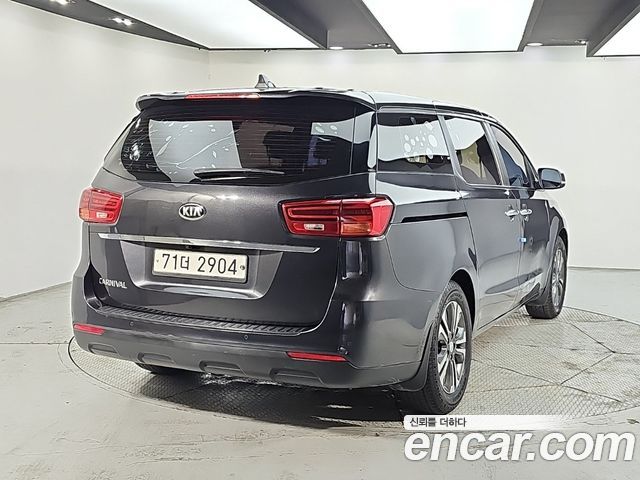 Kia Canival 2019 — photo 4
