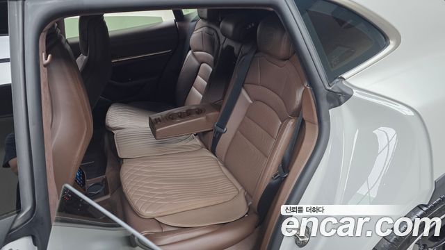 Porsche Taycan 2025 — photo 18