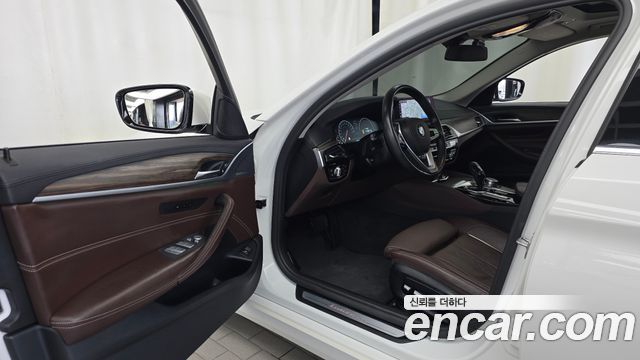 BMW 5-Series 2019 — photo 10