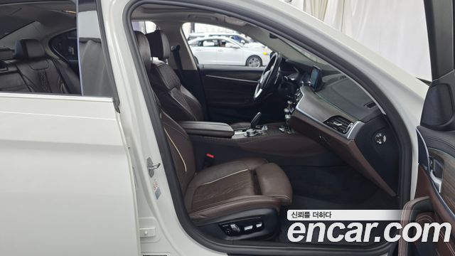 BMW 5-Series 2019 — photo 11