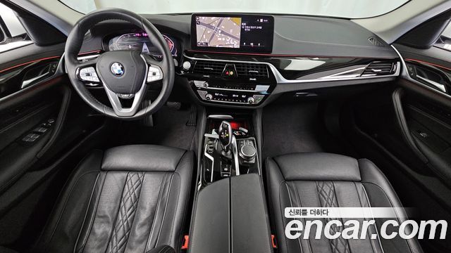BMW 5-Series 2022 — photo 10