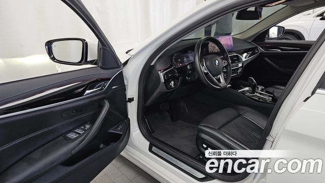 BMW 5-Series 2022 — photo 13