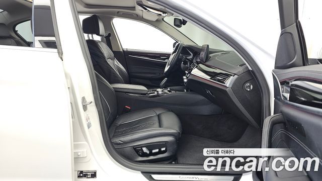 BMW 5-Series 2022 — photo 17