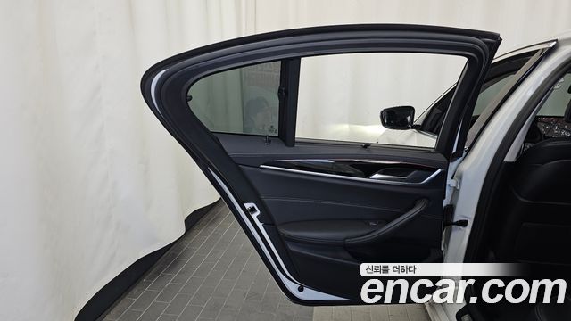 BMW 5-Series 2022 — photo 15