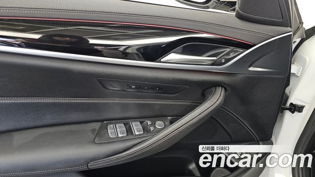 BMW 5-Series 2022 — photo 30