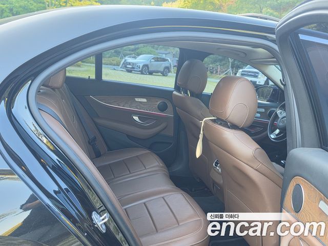 Mercedes-Benz E-Class 2018 — photo 16