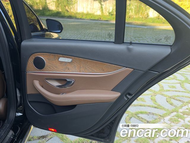 Mercedes-Benz E-Class 2018 — photo 17