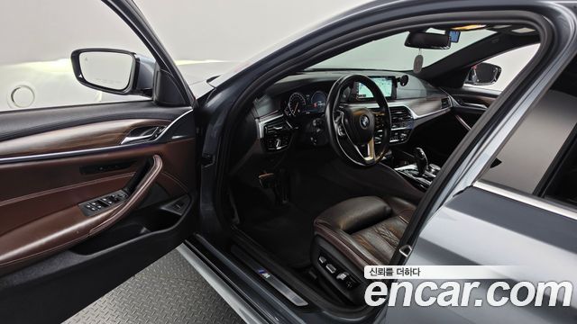 BMW 5-Series 2018 — photo 13