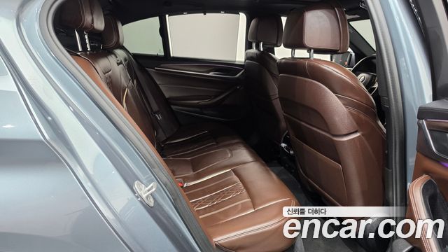 BMW 5-Series 2018 — photo 18