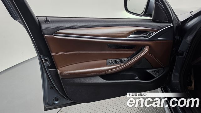BMW 5-Series 2018 — photo 14