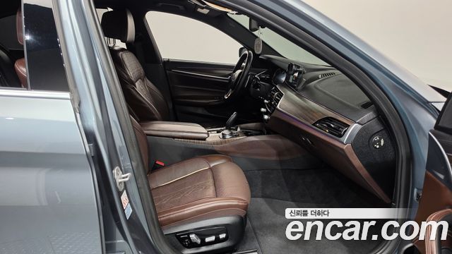 BMW 5-Series 2018 — photo 16