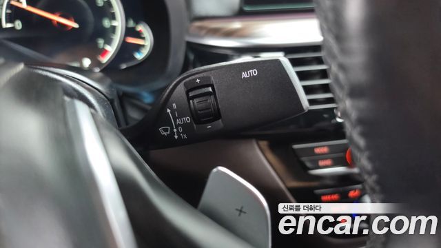 BMW 5-Series 2018 — photo 30