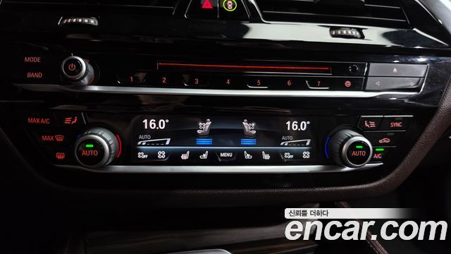 BMW 5-Series 2018 — photo 32