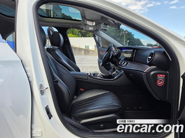 Mercedes-Benz E-Class 2017 — photo 11