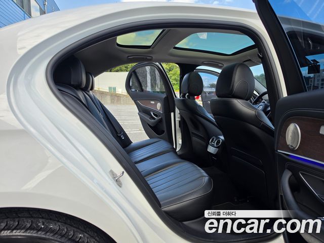 Mercedes-Benz E-Class 2017 — photo 12