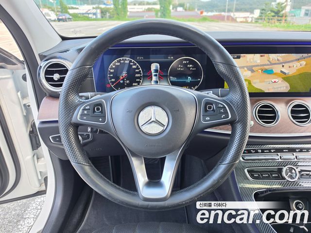 Mercedes-Benz E-Class 2017 — photo 16