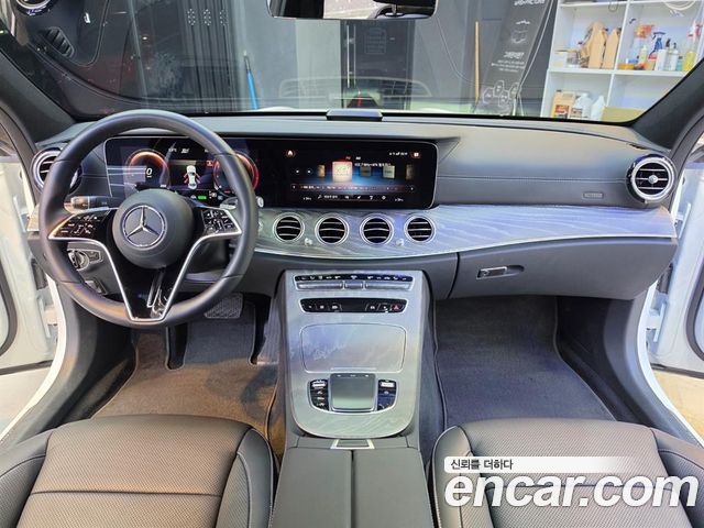 Mercedes-Benz E-Class 2022 — photo 9
