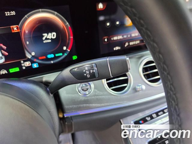 Mercedes-Benz E-Class 2022 — photo 12