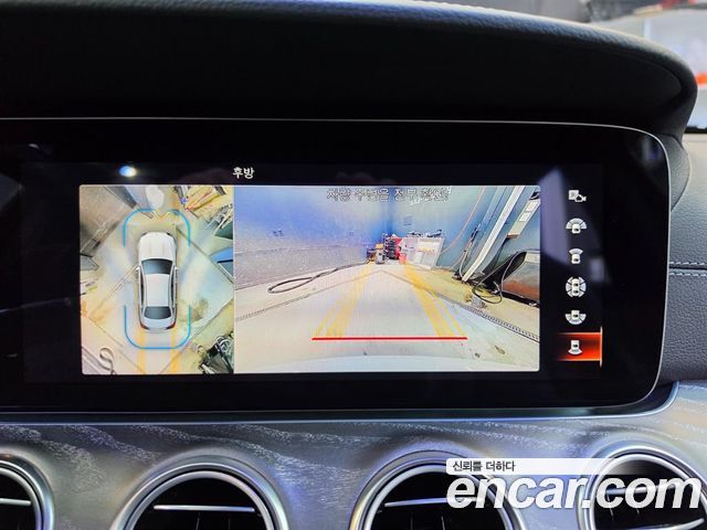 Mercedes-Benz E-Class 2022 — photo 14