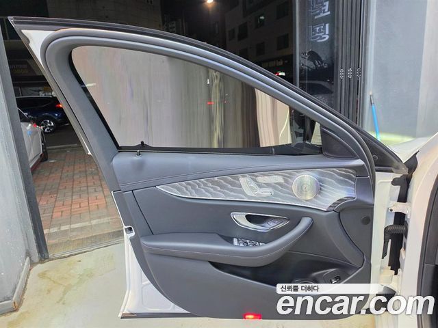 Mercedes-Benz E-Class 2022 — photo 17