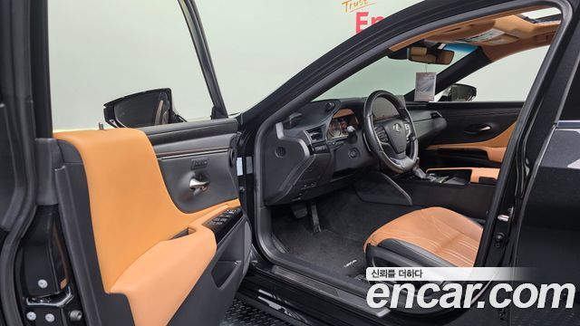 Lexus ES 2023 — photo 13