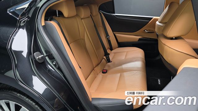 Lexus ES 2023 — photo 17