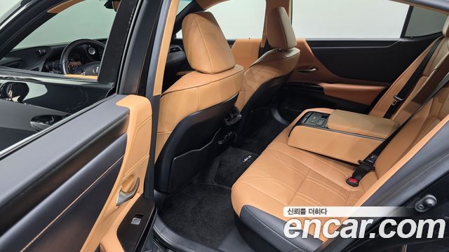 Lexus ES 2023 — photo 18