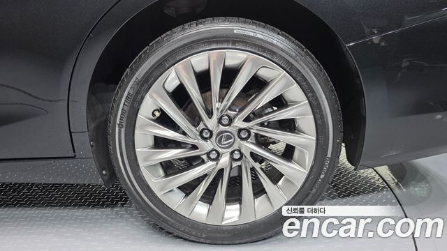 Lexus ES 2023 — photo 7