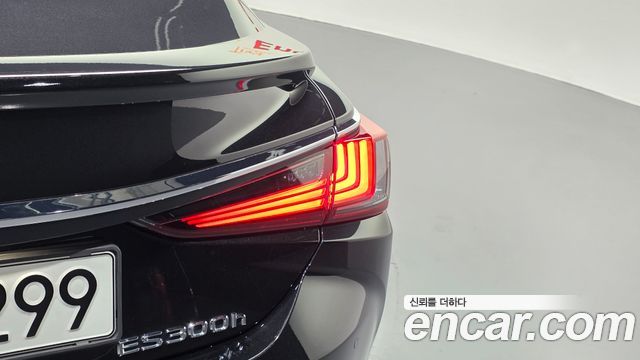Lexus ES 2023 — photo 9