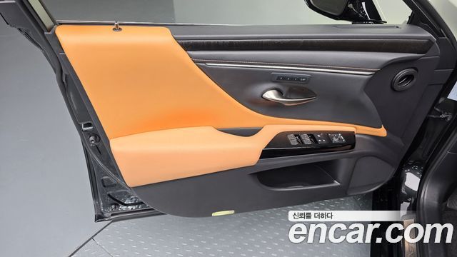 Lexus ES 2023 — photo 14