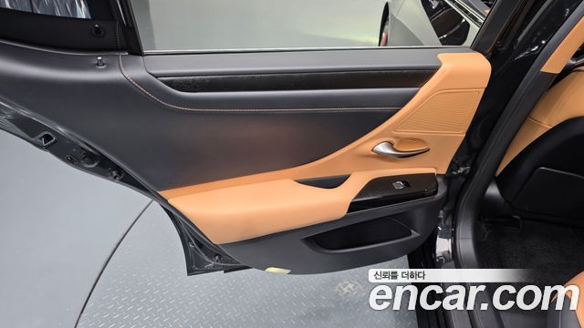 Lexus ES 2023 — photo 15