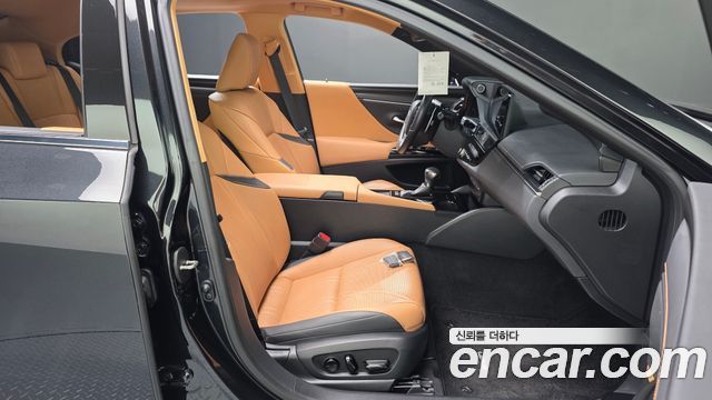 Lexus ES 2023 — photo 16