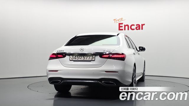 Mercedes-Benz E-Class 2022 — photo 4